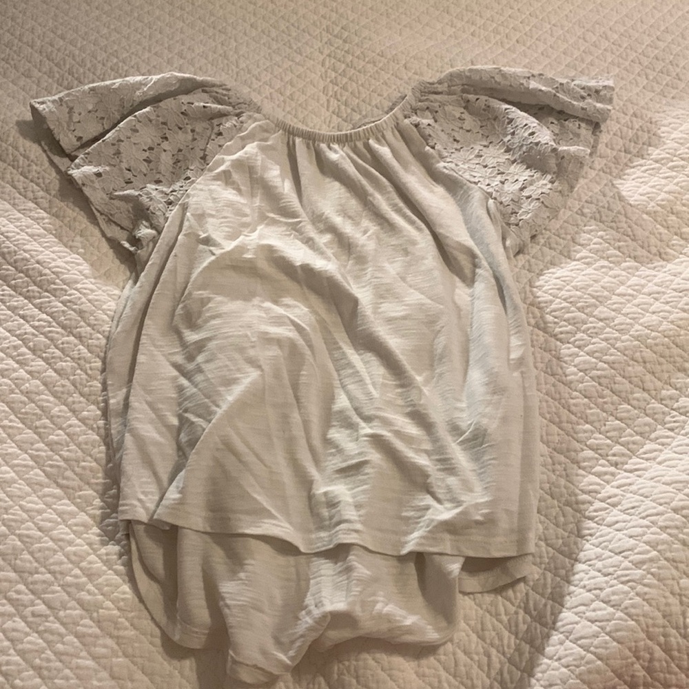 Old navy top with lace sleeves